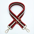 Détail de la bandoulière tissée à rayures rouges et noires avec des crochets dorés - Rouge Blanc