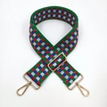 Dettaglio della tracolla in nylon a scacchi colorati con ganci girevoli in metallo dorato - Verde con Rosso e Blu
