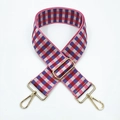 Dettaglio della tracolla larga in nylon a scacchi con moschettoni in metallo dorato - Rosa Viola