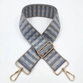 Dettaglio tracolla in nylon a scacchi con moschettoni dorati e fibbia regolabile - Grigio e Beige Blu