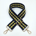 Dettaglio della tracolla in nylon a righe con moschettoni in metallo dorato lucido - Blu Notte Giallo