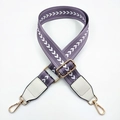 Dettaglio della tracolla in nylon viola con motivo a freccia bianca e fibbie dorate - Viola Chiaro