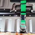 Dettaglio della cinghia per bagagli in nylon verde con fibbia in metallo sulla maniglia - Verde Smeraldo