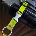 Dettaglio della cinghia per bagagli verde fluo con fibbia in metallo fissata alla valigia - Verde Fluorescente