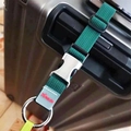 Détail d'une sangle de bagage en nylon vert foncé avec boucle en métal argenté - Vert Foncé