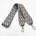 Dettaglio della tracolla etnica ricamata in jacquard con hardware dorato e motivo piuma - Blu Grigio