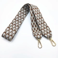 Dettaglio della tracolla in jacquard ricamato con motivo etnico e moschettone dorato - Grigio chiaro