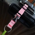 Détail de la sangle de bagage rose avec boucle réglable et fermoir en métal sur poignée - Rose