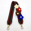 Dettaglio della tracolla spessa per borsa con fiori decorativi colorati fatti a mano - Stile Corto Nero