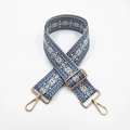 Dettaglio della tracolla jacquard regolabile con motivi geometrici e fibbie in metallo oro - Base Blu Grigio