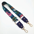 Detalle de correa ajustable con flores para bolso, remaches y herrajes dorados - Hebilla Dorada / Flores Azules + Azul