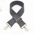 Dettaglio della tracolla in nylon grigio con fibbie in metallo dorato e moschettoni - Fibbia argento lucido / Grigio