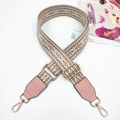Nahaufnahme von Ethno-Taschengurt mit Rautenmuster und goldenen drehbaren Karabinerhaken - Goldschnalle / Khaki Basis mit Rosa und Rosa