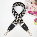 Ethno-Taschenriemen Schwarz-Weiß mit Jacquardmuster, Goldnieten und Karabinerhaken - Goldschnalle / Schwarze Blätter