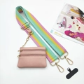 Dettaglio portamonete rosa con tracolla a righe arcobaleno e ganci in metallo dorato - Arcobaleno Con Borsellino PU E Guarnizione Telefono