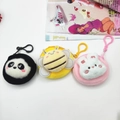 Gros plan de jolis porte-monnaie en peluche avec crochets en plastique colorés - Combinaison Personnalisée Contact Service