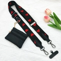 Dettaglio della tracolla regolabile con cuori e pochette in pelle martellata nera - Cinghia + Custodia in PU + Guarnizione