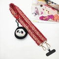 Détail de la bandoulière de téléphone en tweed rouge et blanc avec pendentif panda mignon - Rouge Avec Panda Et Patch