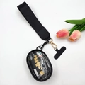 Dettaglio del cinturino in nylon nero con tasca in PVC trasparente e finiture dorate - Nero puro