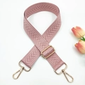 Dettaglio tracolla per borsa in rosa antico con trama a spina di pesce e fibbia dorata - Fibbia Oro / Rosa carne