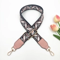 Dettaglio della tracolla ricamata rosa e nera con ganci in metallo dorato per borse - Fibbia Oro / Sfondo Nero Rosa