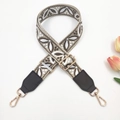 Dettaglio della tracolla regolabile in tessuto con motivo floreale marrone e ganci - Fibbia Oro / Cachi Scuro su Beige