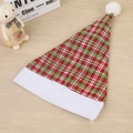 Cappello di Natale in denim a quadri rossi e verdi con bordo in peluche bianco su legno - Stampa a Quadri Rossi e Verdi