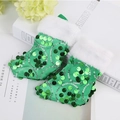 Détail de chaussettes de Noël en sequins verts avec bordure en fausse fourrure blanche - Vert