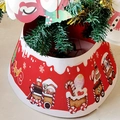Weihnachtsbaumständer mit rotem Sockel, festlichem Zug und Schneemann für Dekoration - Roter Weihnachts-Truck-Druck
