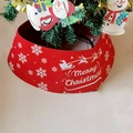 Detail der roten Weihnachtsbaumdecke mit weißem Rentierdruck und Merry Christmas Text - Roter Schneeflockendruck