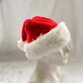 Bonnet de Noël rouge classique avec bordure en peluche blanche sur tête de mannequin - Rouge
