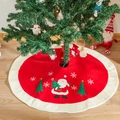 Tapis de sapin de Noël rouge et blanc avec Père Noël brodé et motifs de flocons - 90cm / Style Père Noël Rouge et Blanc