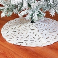 Detail of white plush Christmas tree skirt featuring gold foil feather patterns - 90cm / Gold Leaves