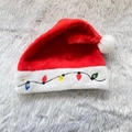 Gorro de Papá Noel clásico de felpa roja con borde blanco y decoraciones de luces LED - Estilo Bordado Rojo (Con Luces LED)