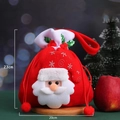 Dettaglio del sacchetto regalo Babbo Natale alto 23 cm su base festiva in legno - Stile Babbo Natale