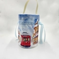 Détail d'un sac cadeau de Noël en velours avec cordon et motif de tramway sous la neige - Style Train Bleu Ciel