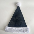 Dettaglio di un cappello di Natale in peluche nero con bordo in finta pelliccia bianca - Nero