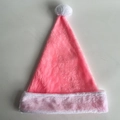 Dettaglio del cappello di Natale rosa in peluche con pompon bianco e bordo in velluto spesso - Rosa