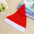 Klassische rot-weiße Weihnachts-Plüschmütze mit weißer Bommel auf minimalistischem Leinenhintergrund - Erwachsene / Rot