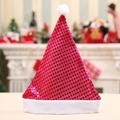 Dettaglio del cappello di Babbo Natale rosso con paillettes e pompon bianco festivo - Rosa Rosso / Adulto