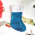 Blauwe kerstsok met pailletten en witte nepbontrand met feestelijke decoraties - Pauwblauwe Pailletten Kerstsok