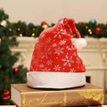 Rote Samt Weihnachtsmütze mit silbernen Schneeflocken auf goldenem Buch und festlicher Deko - Einheitsgröße / Silber Schneeflocke Weihnachtsmütze