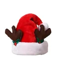 Gorro de Navidad de felpa con astas de reno y hojas de acebo sobre un fondo blanco puro - Gorro de Navidad de Peluche con Astas y Hojas