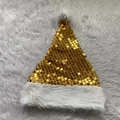Dettaglio di un cappello di Natale con paillettes dorate e bordo in peluche bianco - Oro