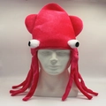 Dettaglio del cappello a polpo in peluche rosa con grandi occhi 3D e tentacoli - Cappello Polpo in Velluto Rosa