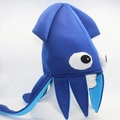 Détail du chapeau pieuvre bleu avec de grands yeux et des tentacules doux pour fête - Chapeau de Poulpe Bleu