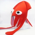 Détail macro du chapeau pieuvre en peluche rouge avec grands yeux 3D et tentacules - Chapeau de Poulpe Rouge