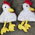 Dettaglio del cappello da gallo in peluche bianco con cresta rossa e lunghe zampe gialle - Cappello da Gallo Bianco