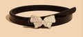 Detail eines schmalen schwarzen Lackledergürtels mit goldener Strass-Schmetterlingsschließe - Kinder (90 cm) / Schmetterling Strass Schnalle Schmal / Schwarz