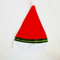 Cappello di Natale rosso classico con pompon bianco e nastro verde festivo su sfondo bianco - Stile non tessuto con Nastro Verde
